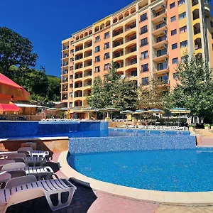 Hotel apartamentowy Kris At Paradise Park 